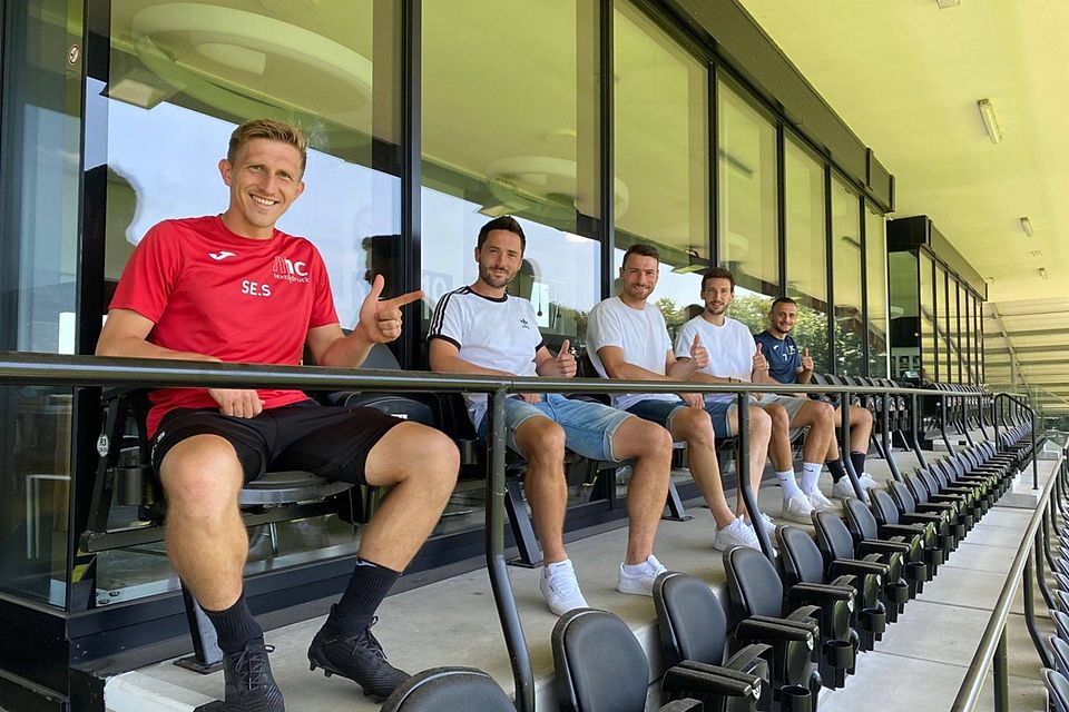 Six-Pack bleibt: Sergej Schmik, Matthias Haeder, Julian Stöckner, Yannick Langesberg, Mehmet Kurt (v.l.) sowie Nico Hecker (nicht im Bild) haben ihre Verträge beim Sportclub verlängert. 