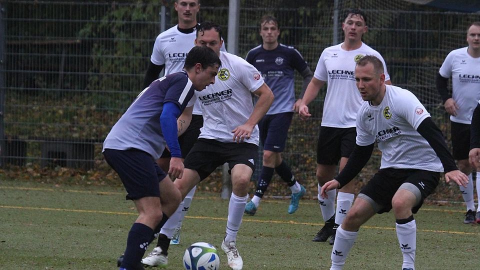 Die weiße Vierkirchner Wand: In dieser Szene war kein Durchkommen für Fabian Geßner vom ASV Dachau II. Am Ende aber blieben die Punkte in Dachau.