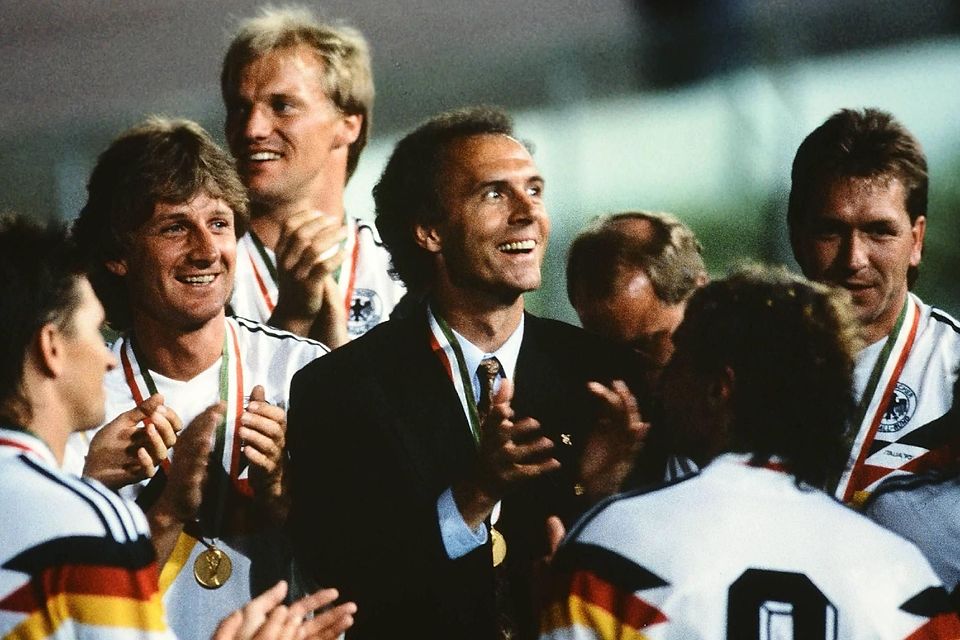 Umringt und umjubelt: Franz Beckenbauer (M.) feierte seinen größten Erfolg als Trainer bei der Weltmeisterschaft 1990 in Italien. Ebenfalls Teil des Kaders, der den Titel gewann, war Hans Pflügler (4. v. l.) aus Freising.