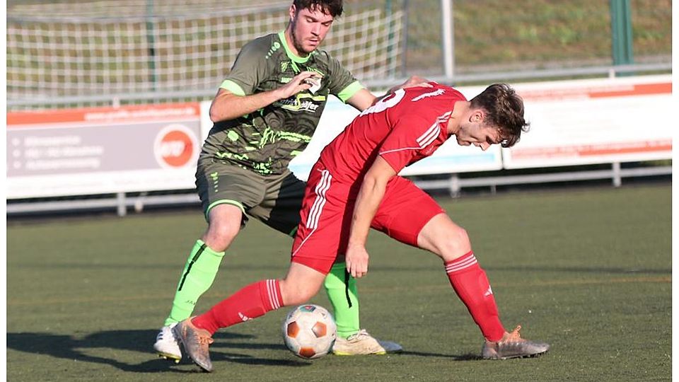 Gestocher um den Ball: TSV-Kicker Julian Piroth (rot) wird von Roxheims Jan-Felix Zengerling bedrängt.	Foto: Edgar Daudistel