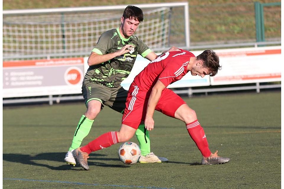 Gestocher um den Ball: TSV-Kicker Julian Piroth (rot) wird von Roxheims Jan-Felix Zengerling bedrängt.	Foto: Edgar Daudistel