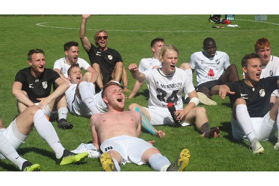 Die Mennrather feierten mit ihren Fans die Vizemeisterschaft. Foto: Dirk Staubesand