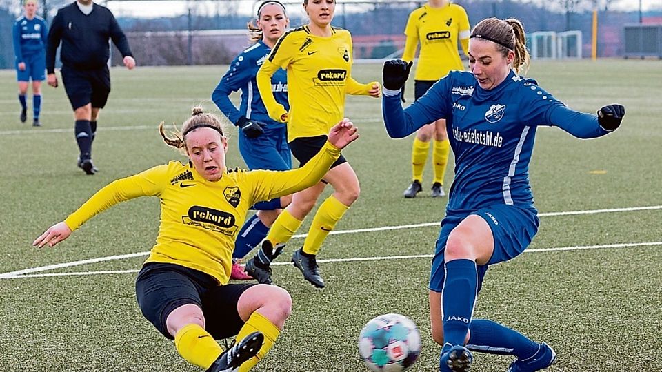 Führungsspielerinnen im Duell: Dana Rieger (Glane, gelb) im Duell mit Mascha Heuer (blau, SV Harderberg).