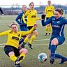 Führungsspielerinnen im Duell: Dana Rieger (Glane, gelb) im Duell mit Mascha Heuer (blau, SV Harderberg).