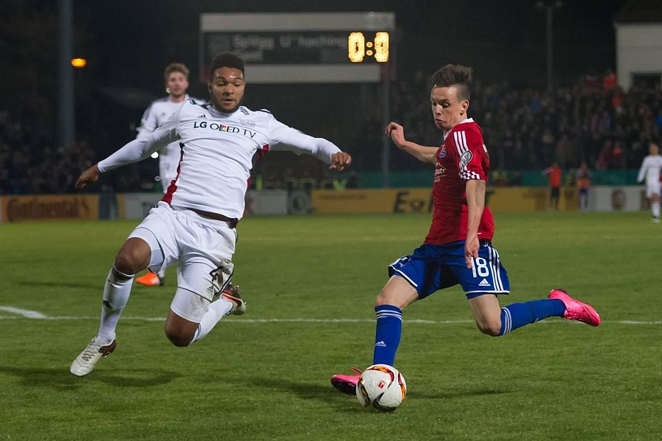 Steinherr bei einem seiner Karrierehighlights. Im DFB-Pokal schlägt sich seiner Hachinger Mannschaft gegen Leverkusen gut – verliert aber am Ende mit 1:3.