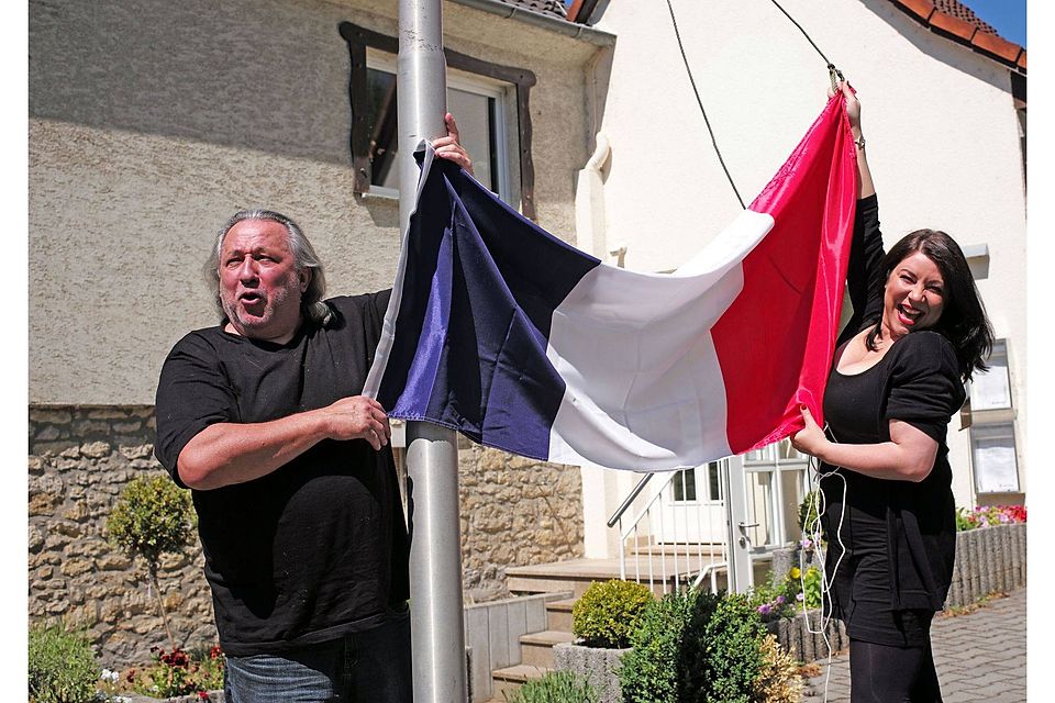 Hoffen auf einen französischen Sieg: Murielle und Pierre Stadelmann, vor ihrem Restaurant Chez Pierre in Klein-Winternheim. Foto: hbz/Stefan Sämmer