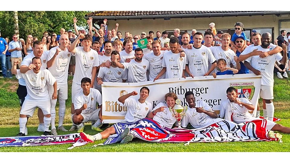 Die DJK St. Matthias Trier bejubelt mit ihren Fans im Rücken den Kreispokalsieg.