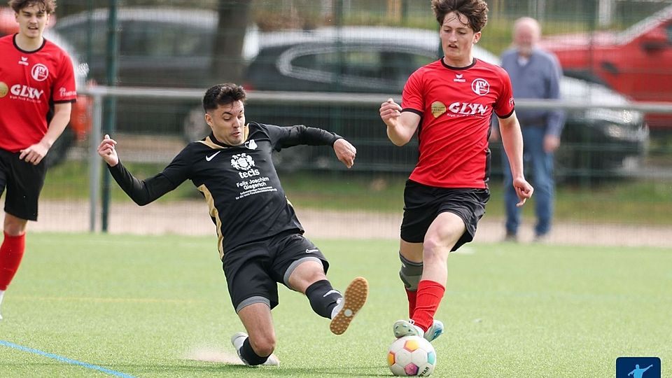 Vergangene Saison waren sie noch Konkurrenten um den Aufstieg - nun führen der TV Idstein (rote Trikots) und der SV Johannisberg ihre jeweiligen Ligen als Herbstmeister an.