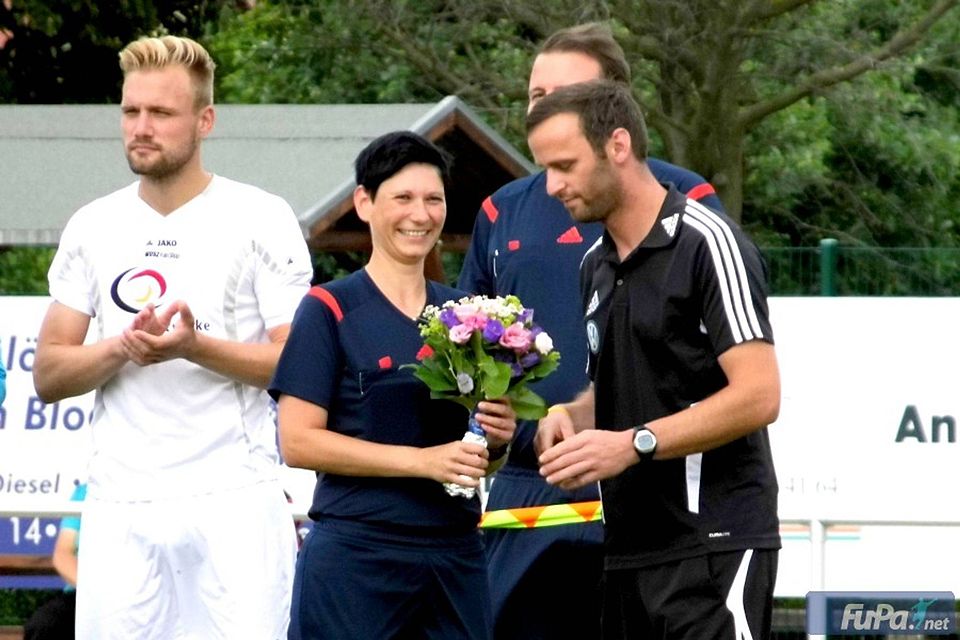 Schiedsrichterin Melanie Göbel wurde am Sonntag in Arnstedt verabschiedet. Foto: Thimm