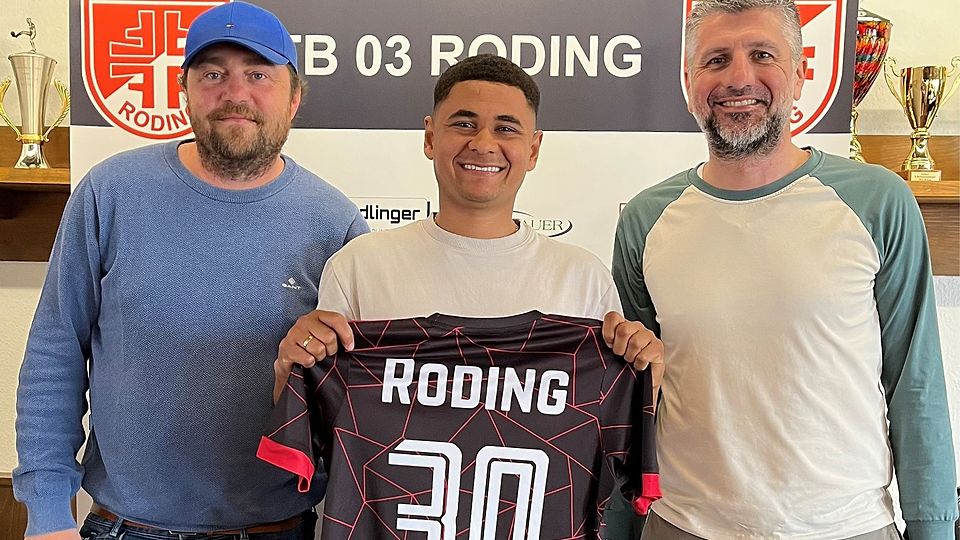 Rodings sportliche Leiter Jürgen Weigl (links) und Christian Fleischmann (rechts) mit Neuzugang Raul Almeida Da Silva.