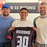 Rodings sportliche Leiter Jürgen Weigl (links) und Christian Fleischmann (rechts) mit Neuzugang Raul Almeida Da Silva.