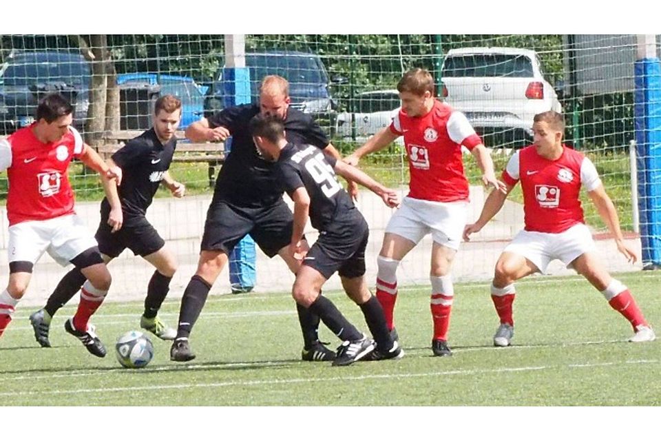 Die Sportfreunde Obersdorf/Rödgen (rote Trikots) gewannen ihr Auftaktspiel gegen die SG Hickengrund 2. knapp mit 2:1. Fotos (2): bg