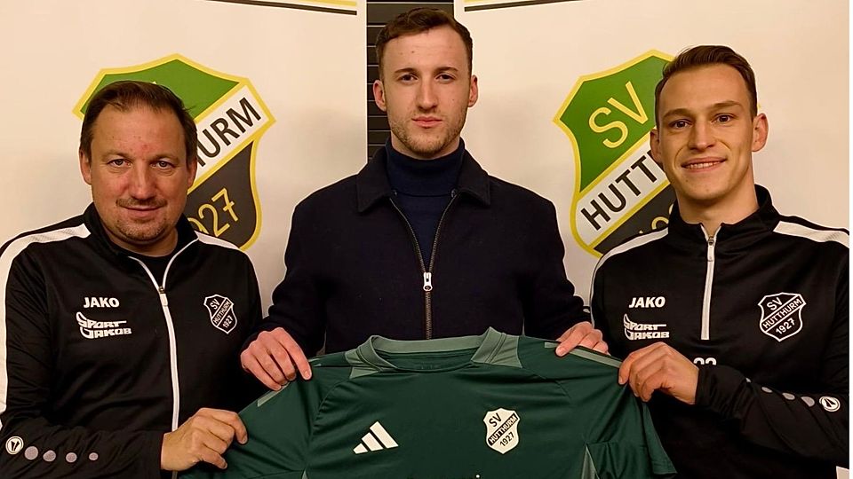 Julian Liebenow (Bildmitte) ist der neue Hoffnungsträger des SV Hutthurm 