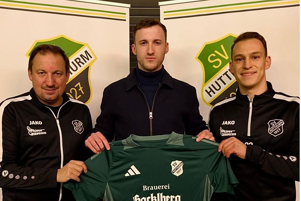 Julian Liebenow (Bildmitte) ist der neue Hoffnungsträger des SV Hutthurm Julian Liebenow (Bildmitte) ist der neue Hoffnungsträger des SV Hutthurm