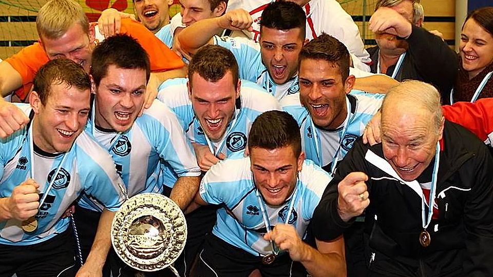 2013 in Vilsbiburg: Der SV Seligenporten um Kult-Coach Karsten Wettberg (unten rechts) triumphiert.
