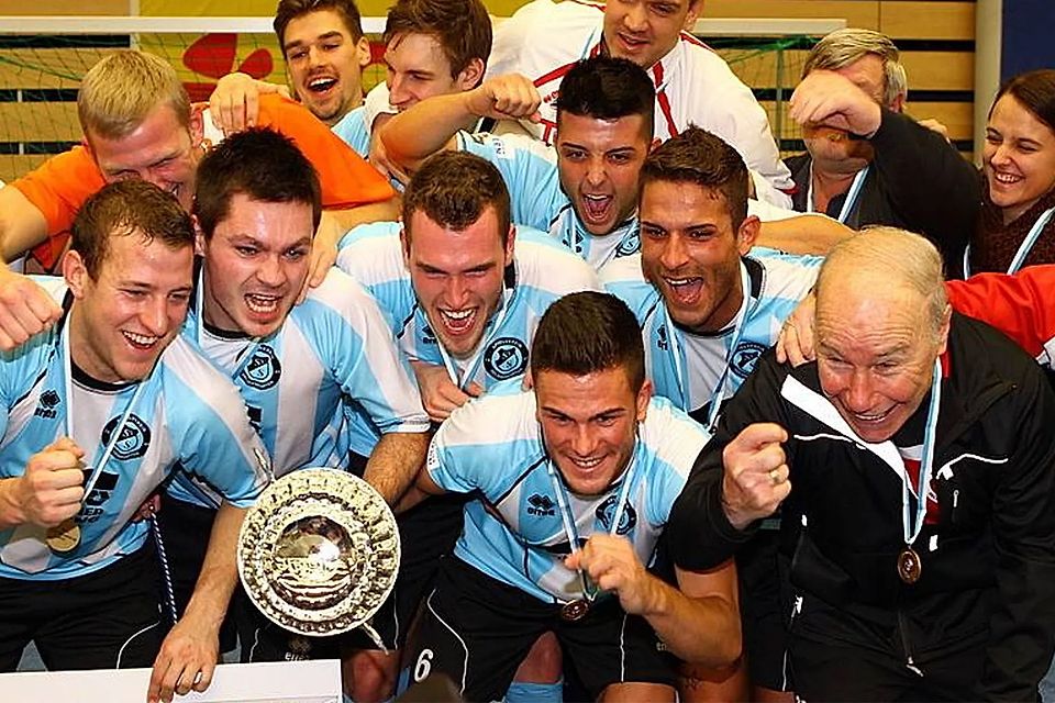 2013 in Vilsbiburg: Der SV Seligenporten um Kult-Coach Karsten Wettberg (unten rechts) triumphiert.