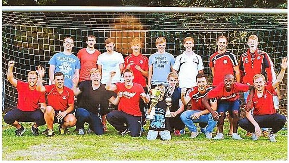 Das siegreiche Team des FSV Westerstede nach der Pokalübergabe durch Bürgermeister Klaus Groß.  Bild: Volkhard Patten