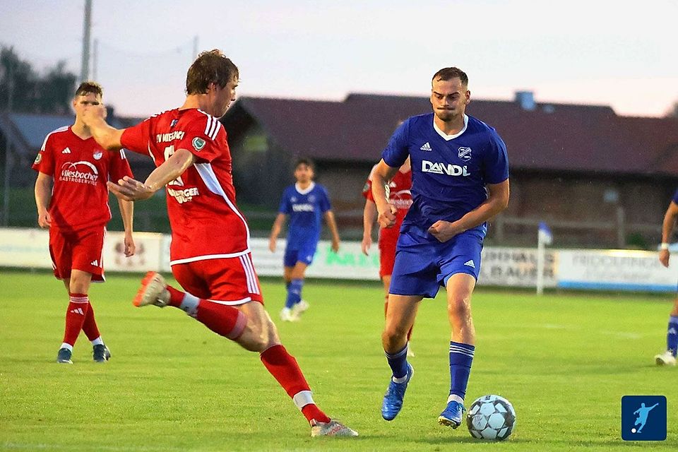 Führungswechsel an der Tabellenspitze. Der SV Miesbach (in rot) ist nun Erster der Bezirksliga Ost. (Archivfoto)