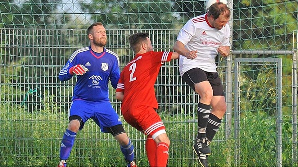 Mit dem Hinterkopf trifft Großsorheims Benjamin Beck (rechts) gegen TSV-Keeper Michael Keller und Matthias Bernhard zum 0:1.  Foto: Karl Aumiller