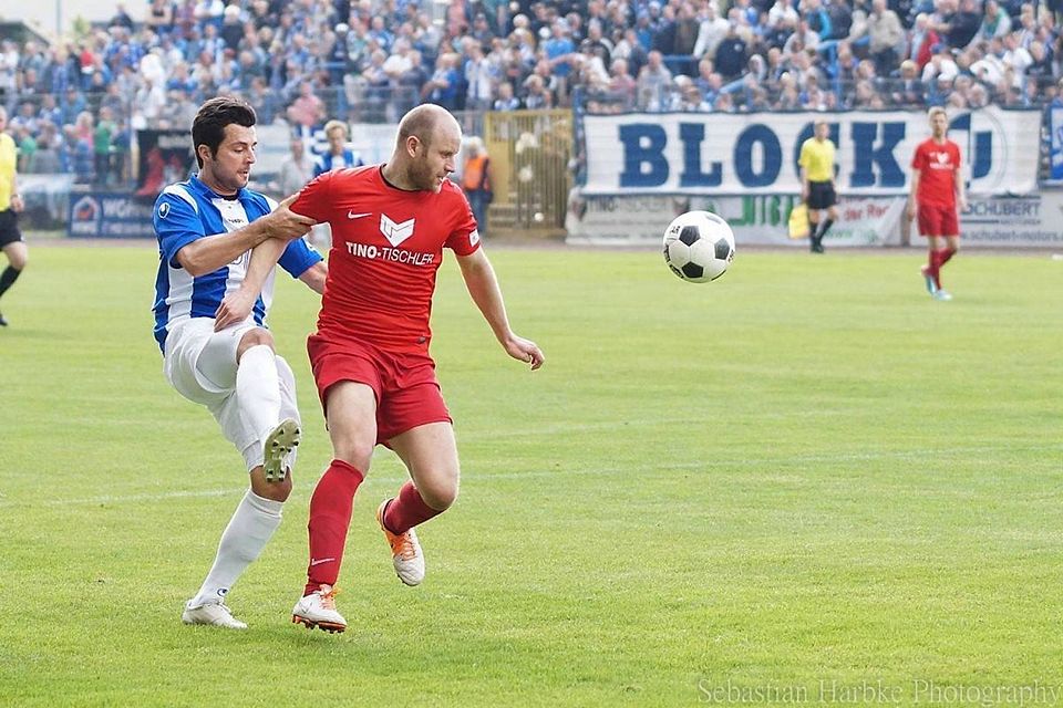 Gegen seine alte Liebe: Marcel Probst (in rot) trat mit Barleben im Landespokal gegen den 1. FC Magdeburg an