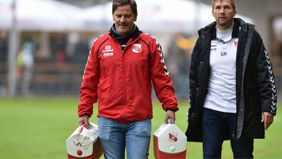 Richard Maierhoer (li.) packt an: Hankofenfs Teammanager will zusammen mit Trainer Gerry Huber den erneuten Klassenerhalt in der Bayernliga Süd schaffen. F: Hofer