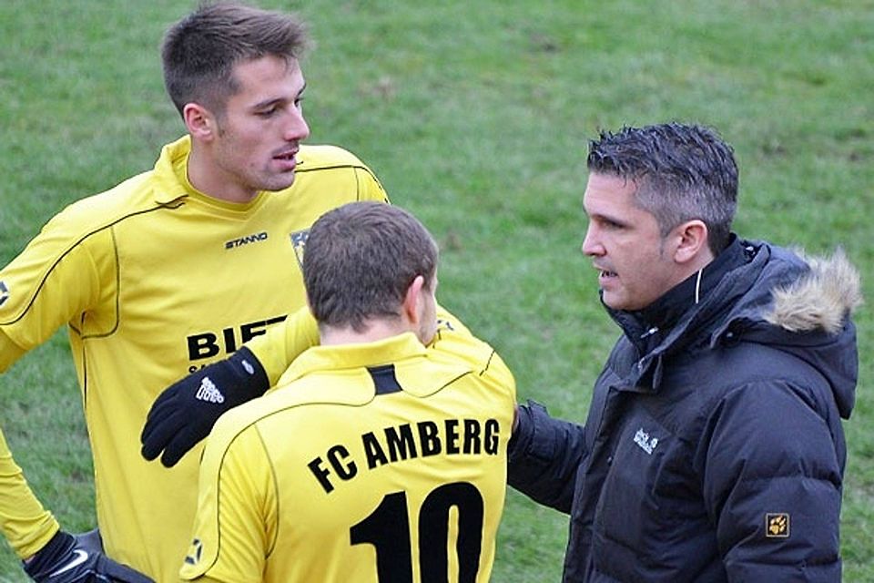 Amberg-Trainer Alberto Mendez (re.) schwört sein Team auf die Aufholjagd ein. F: Eberhardt