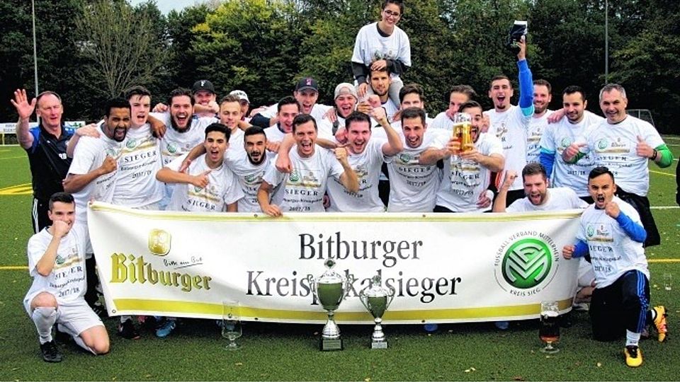So sehen Sieger aus: Die Bergheimer bejubeln den Erfolg im Kreispokal. Foto: Bröhl