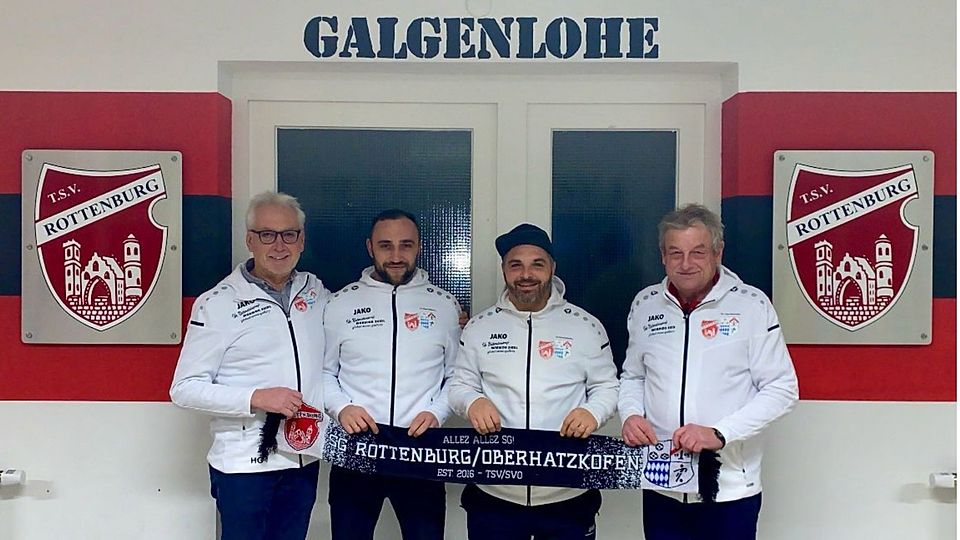 Die Verantwortlichen der SG Rottenburg / Oberhatzkofen mit dem neuen Co-Spielertrainer Oleg Kirpitschjow (zweiter von links) und Chefcoach Giovanni Matriciano (zweiter von rechts) 