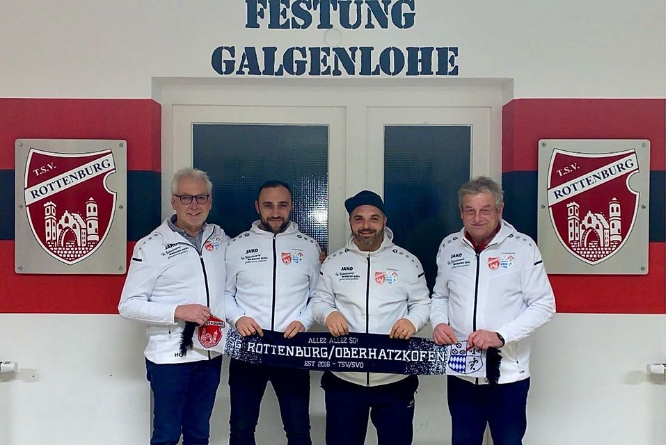 Die Verantwortlichen der SG Rottenburg / Oberhatzkofen mit dem neuen Co-Spielertrainer Oleg Kirpitschjow (zweiter von links) und Chefcoach Giovanni Matriciano (zweiter von rechts) 