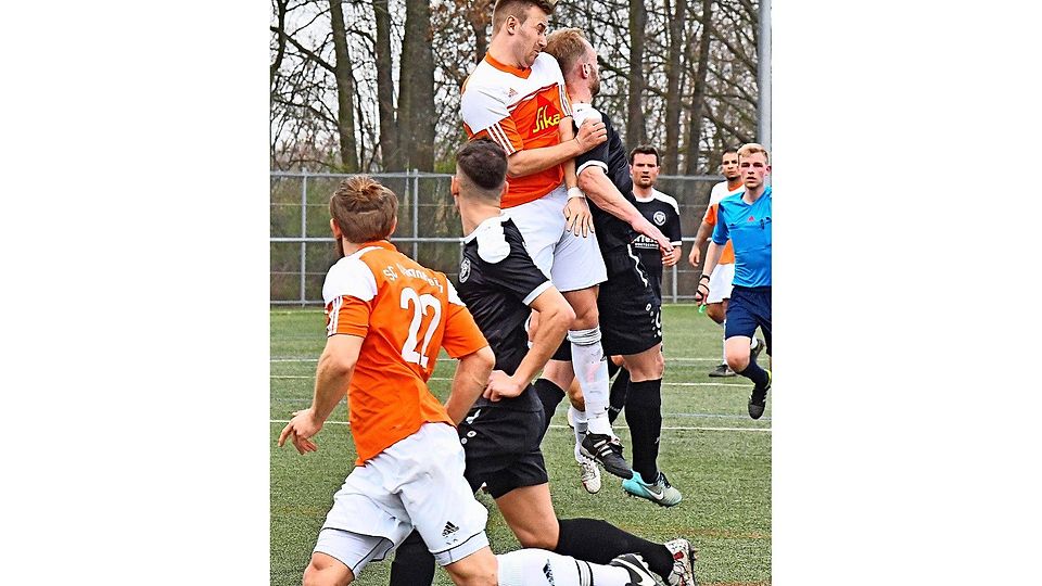 Innenverteidiger Vadim Kromm (2. von links) hat sich erneut verletzt und wird dem SC Stammheim im wichtigen Spiel gegen Nürtingen fehlen. Foto: Günter E. Bergmann