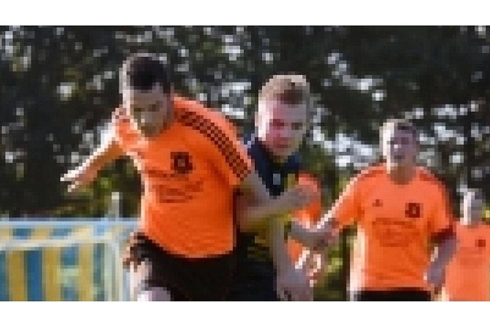 Nicht nur wegen seiner beiden Treffer war Lucas Seefeldt (blaues Trikot/im Duell mit Marc Stoeckhardt) einer der auffälligsten Jevenstedter Akteure.