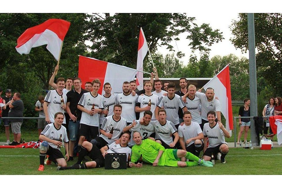 Nach den Tränen 2018 war den Fußballern aus Oggelsbeuren ein Jahr später schon wieder zum Jubeln zumute. Wiederum in der Relegation und als Spielgemeinschaft mit dem TSV Attenweiler stiegen sie in die Kreisliga A Riß auf. (Foto: SV Oggelsbeuren)