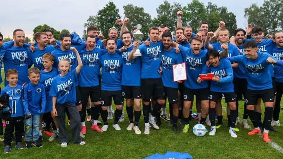 So sehen Sieger aus: Spieler, Betreuer und Fans von Germania Ober-Roden feiern den Titelgewinn im Dieburger Fußball-Kreispokal.