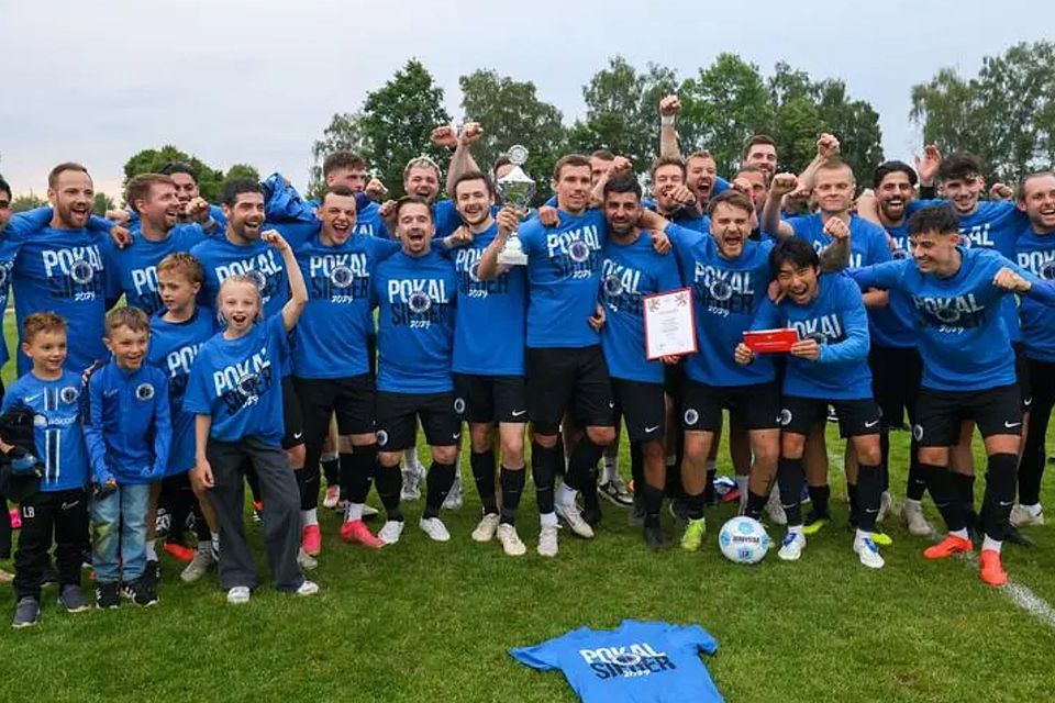 So sehen Sieger aus: Spieler, Betreuer und Fans von Germania Ober-Roden feiern den Titelgewinn im Dieburger Fußball-Kreispokal.