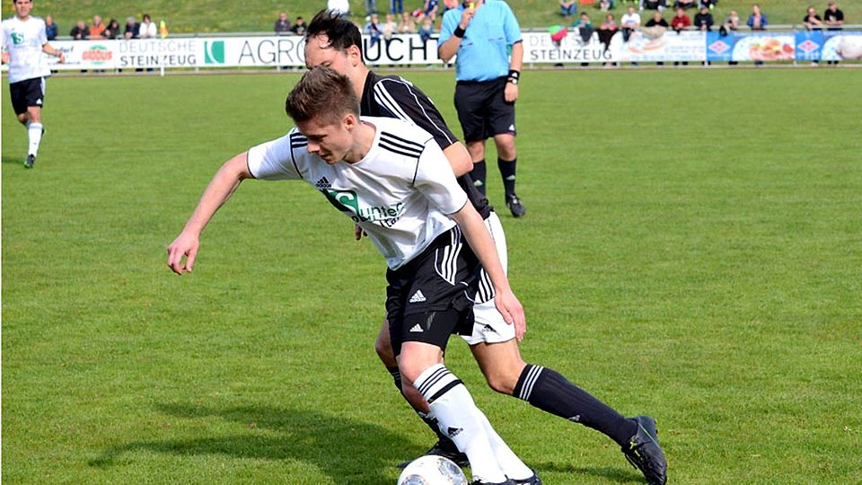 Alexander Götz (weiß) wechselt zum SV Schwarzhofen. F: Graf