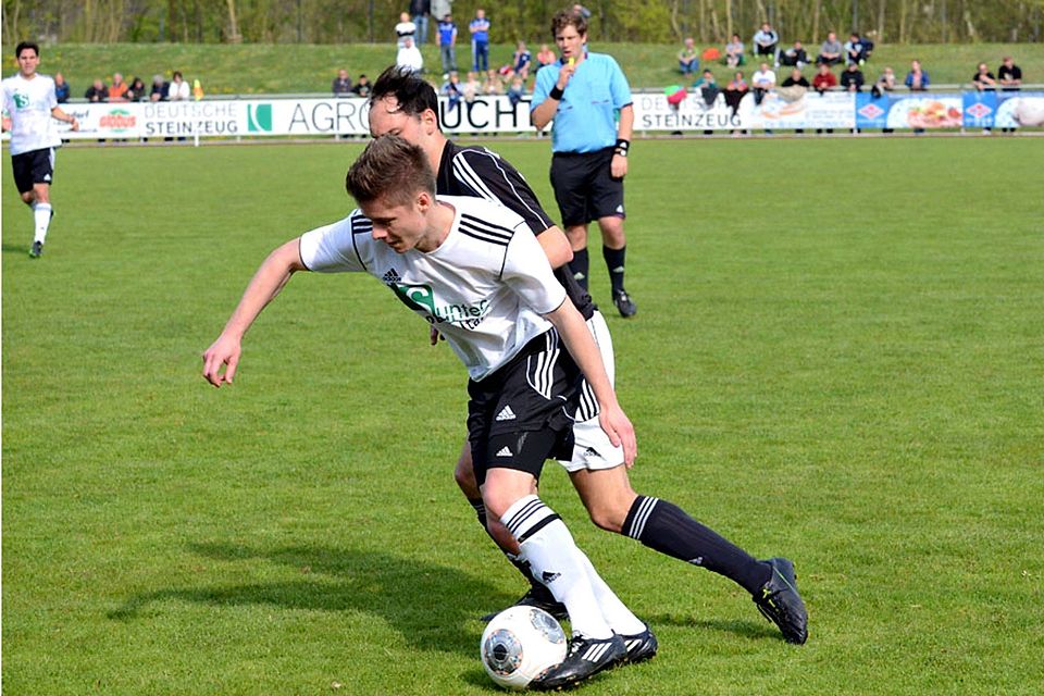Alexander Götz (weiß) wechselt zum SV Schwarzhofen. F: Graf