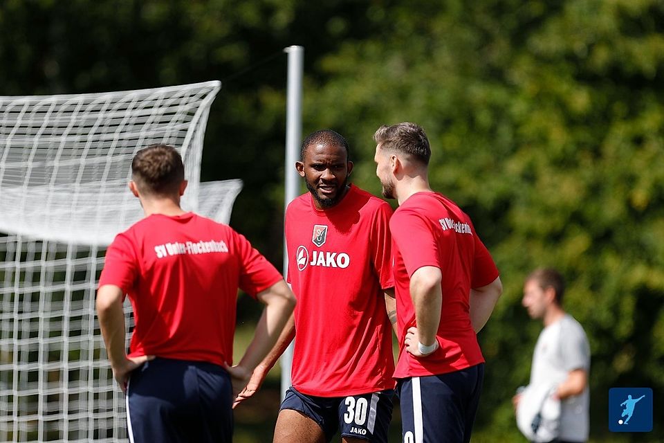 Max Kougang (Mitte) und sein SV Unter-Flockenbach sind am Sonntag gegen den FC Eddersheim gefordert.