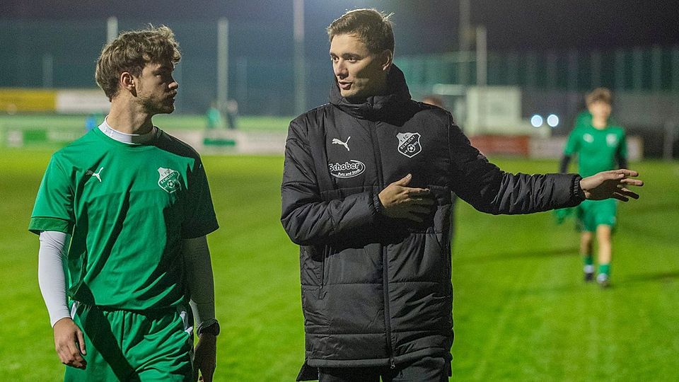 Für Schlicht-Coach Bastian Ellmaier (rechts, hier im Austausch mit Michael Weiß) steht die Weiterentwicklung des Teams im Vordergrund.