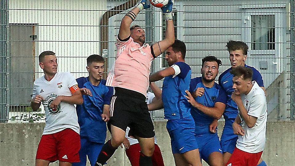 Sonst zuverlässiger Rückhalt, doch in Holzkirchen nicht rechtzeitig am Ball: RW-Torwart Siegfried Bahner.