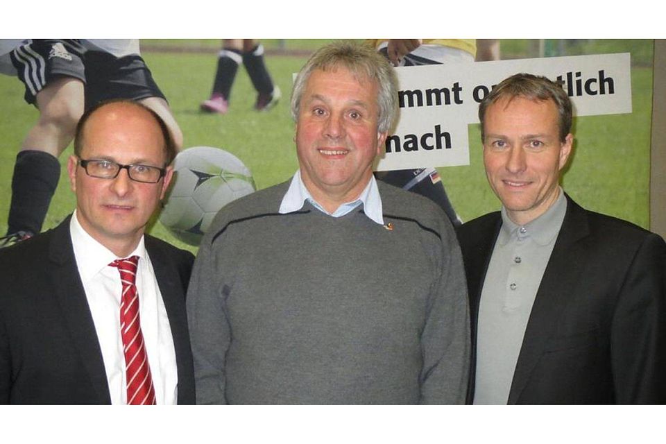 Johannes Köder, der neue Bezirksjugendleiter im Fußballbezirk Kocher-Rems, eingerahmt von seinem Vorgänger Armin Knecht und dem Bezirksvorsitzenden Jens-Peter Schuller (rechts). Privatfoto
