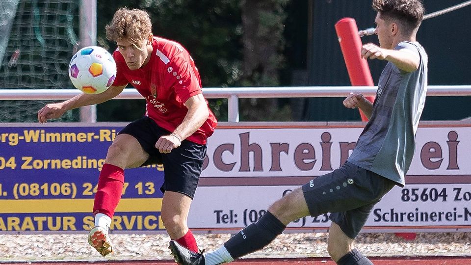 Zeit zum Flanken für Zornedings Mika Pradl (li.), Hohenlindens Sebastian Ittlinger kommt zu spät.