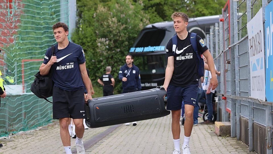Vorbildliche Junglöwen: Lukas Reich (17) und Tim Kloos (19) als Materialträger nach der Ankunft im Hachinger Sportpark.