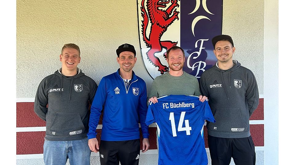 Die sportliche Leitung beim FCB um Benedikt Hasenöhrl (1.v.l), Michael Holzinger (2.v.l) und Patrick Traxinger (1.v.r) freut sich, gemeinsam mit Stefan Richter (2.v.r) in die Zukunft gehen zu können