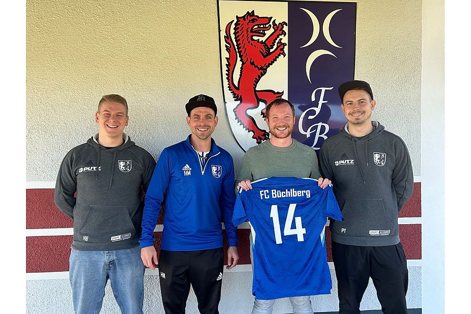 Die sportliche Leitung beim FCB um Benedikt Hasenöhrl (1.v.l), Michael Holzinger (2.v.l) und Patrick Traxinger (1.v.r) freut sich, gemeinsam mit Stefan Richter (2.v.r) in die Zukunft gehen zu können