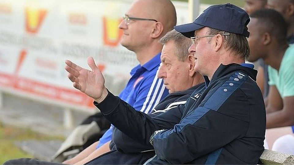 Nur noch bis zum Saison-Ende: Dietmar Müller (vorn) hört nach nur einer Serie bei der OFC-Reserve als Coach wieder auf. Foto: Muhme