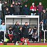 Trainer Fabian Ewertz (rechts) und sein Assistent Christian Hoffmann wirkten nach dem enttäuschenden Bitburger Auftritt gegen Mosella Schweich konsterniert.