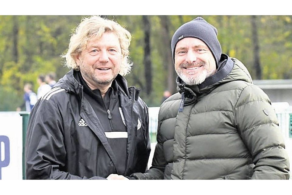 Trainer Heinz-Peter Müller und Jan Wellems Vorsitzender Thomas Kaufmann (von links) nach der Vertragsunterzeichnung. Foto: Plum