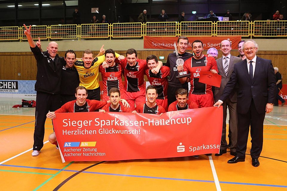 Siegermannschaft Wegberg-Beeck mit Sascha Schaffrath und Holger Schmitz von der Sparkasse Aachen (ganz rechts). Fotos: Andreas Steindl