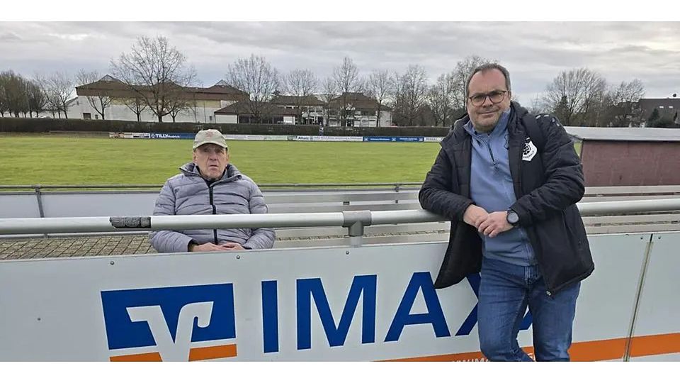 Familienbande an der Bande: Ex-Profi Niko Semlitsch und sein Sohn Marko (vorne) fühlen sich aus unterschiedlichen Gründen (noch) sehr verbunden mit dem Fußball und „ihrem“ FSV Fernwald. © Peter Froese