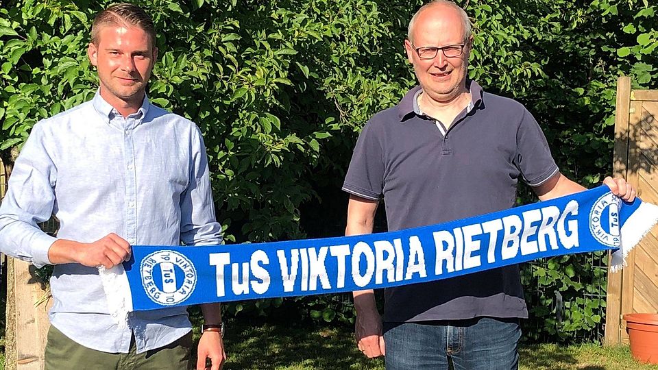 Leon Pollmeier (l.) und Fußballobmann Ralf Peterhanwahr